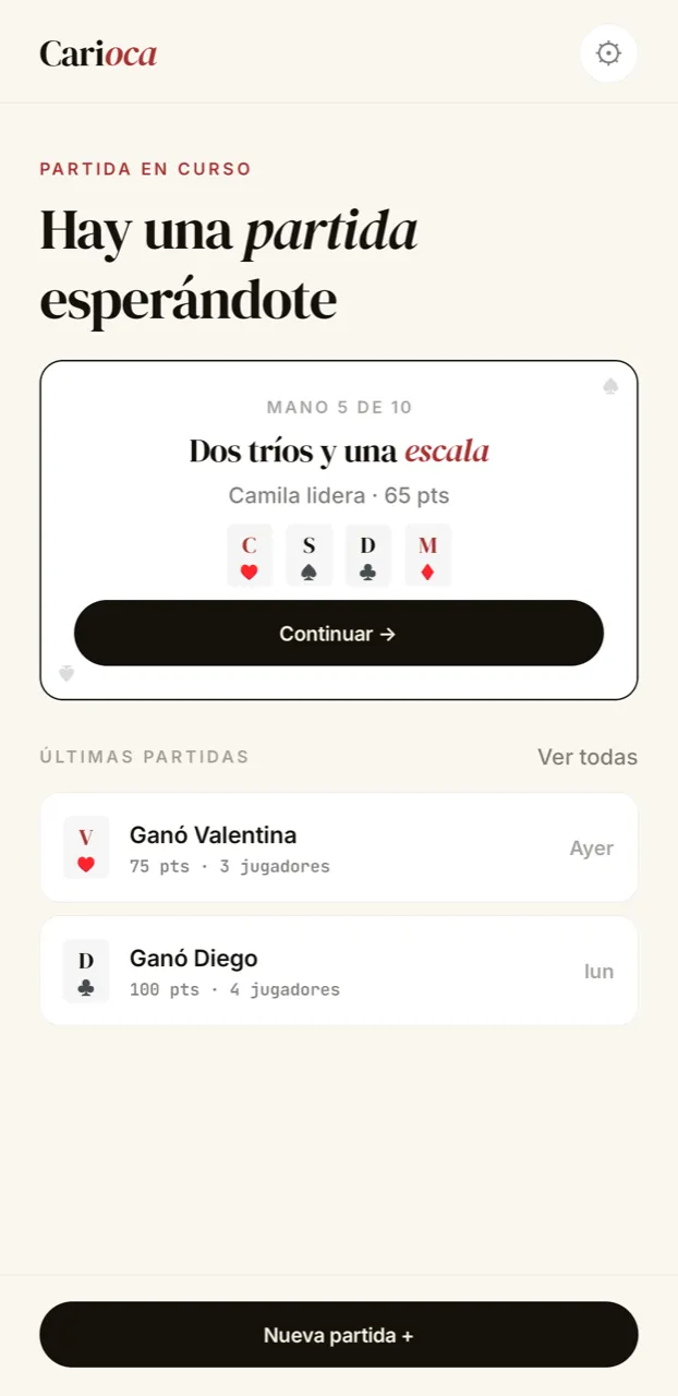 Pantalla de inicio de Carioca: tarjeta de la partida en curso en la mano 5 de 10, «Dos tríos y una escala», con Camila liderando con 65 puntos, y debajo el historial de últimas partidas.